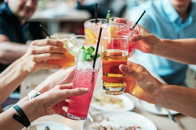 Wer hat etwas gegen Alkohol gesagt? Entdecken Sie, wie Sie Cocktails mit oder ohne Alkohol genießen können.