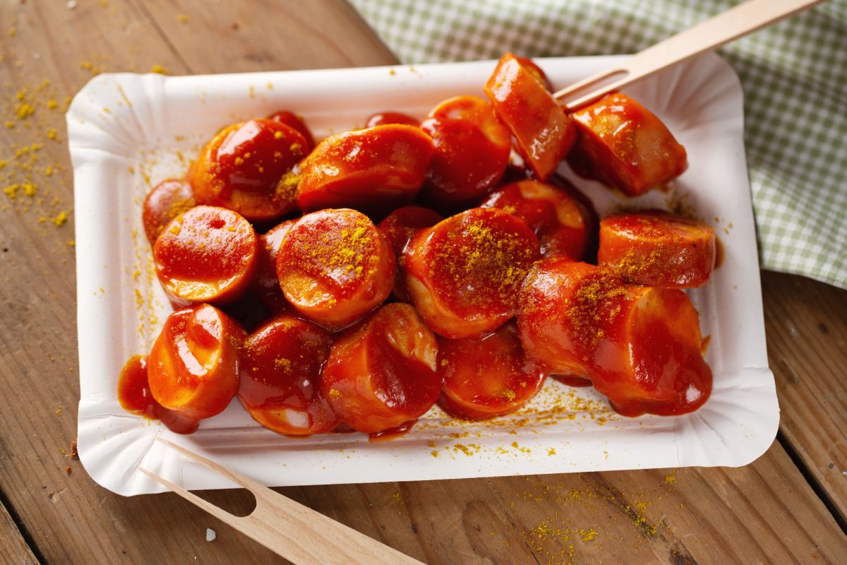 Woher kommt die Currywurst - und was du schon immer über sie wissen wolltest!