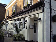 The King’s Head outside