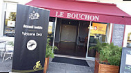 Le Bouchon outside