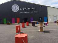 L'entrepot outside