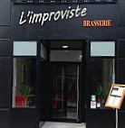 L'improviste outside