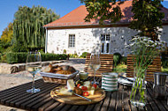 Und Biergarten Schloss Beuchow food