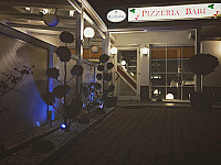 Pizzeria Bari outside