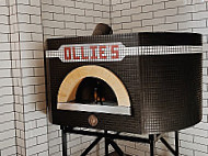 Ollie's Pizza inside