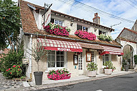 L'auberge De Saint Thibault outside