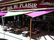 Que Du Plaisir outside