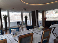 Bateau Restaurant Hermès food