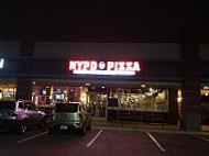 NYPD Pizza outside