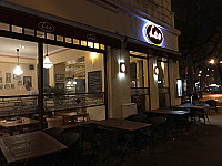 Leo bar restaurant inside
