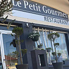 Le Petit Gourmet outside