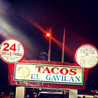Tacos El Gavilan outside