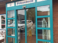 Frieseneck Sande outside