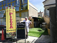 Le Camion Pizza inside