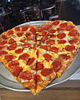 Me-n-ed's Pizza Parlor food