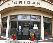 L'origan outside