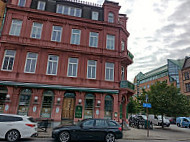 The Green Lion Inn outside