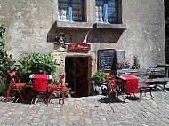 Le rouge bar a tapas outside