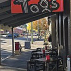 Tog’s Cafe outside