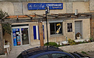 Au Petit Café L'independant Le Journal D'ici. Bar Restaurant outside