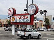 Tacos El Gavilan outside