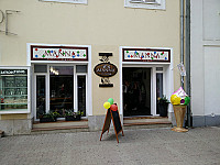 Manna Eis Bar outside