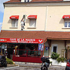 Café De La Mairie outside