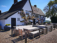 The Queens Head outside