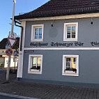 Schwarzer Bar outside