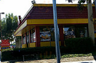 Wienerschnitzel outside