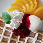 Kleines Waffelhaus food