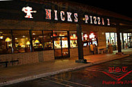 Nicks Pizza outside