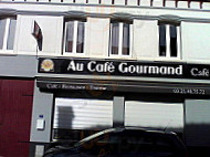 Au Cafe Gourmand outside