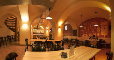 Bamba Lina Reštaurácia, Pizzéria A Pub inside