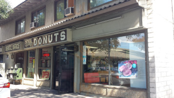 Grand Donuts outside