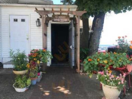 The Ogunquit Wine Cellar outside