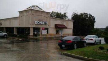 Troy's Donuts outside