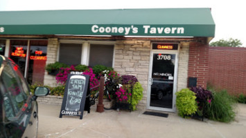 Cooney's Tavern outside