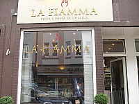 Pizzeria La Fiamma - Steele outside