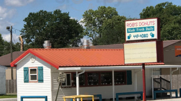 Rob's Donut Shop outside