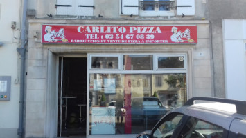 Carlito Pizza outside
