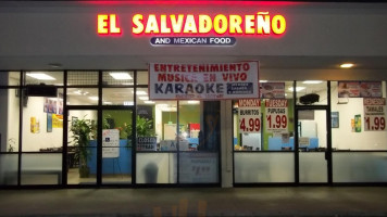 El Salvadoreno outside
