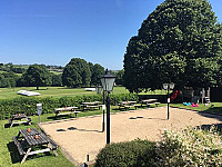 The Queen's Head outside