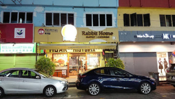 Muar Historia Rabbit Home outside