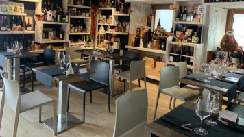 Saint-vout Cafe Oenotheque Fromagerie Et Produits Du Terroir food