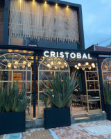 Cristóbal inside