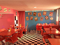 Le Planet Diner inside