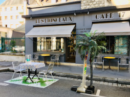 Café 17 Les Lionceaux inside