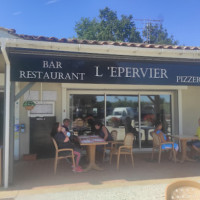 L'epervier outside