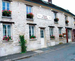 Auberge de Fontaine outside